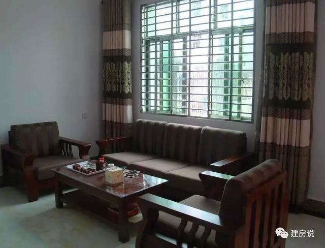 網友自建三層農村別墅，內部裝修不奢華但很有味道