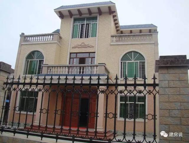 網友自建三層農村別墅，內部裝修不奢華但很有味道