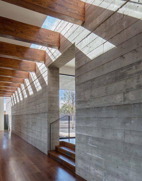 一層現代風格山間別墅，兩面混凝土墻壁打開整個建筑空間