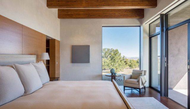 一層現代風格山間別墅，兩面混凝土墻壁打開整個建筑空間