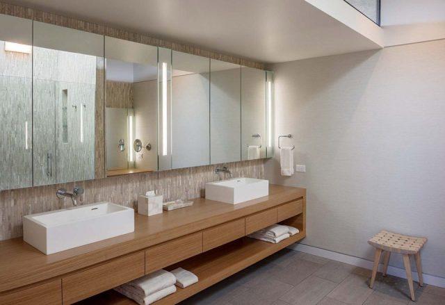 一層現代風格山間別墅，兩面混凝土墻壁打開整個建筑空間