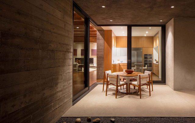 一層現代風格山間別墅，兩面混凝土墻壁打開整個建筑空間