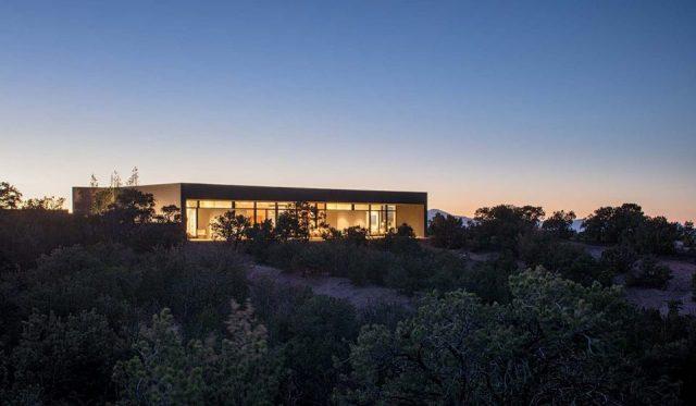 一層現代風格山間別墅，兩面混凝土墻壁打開整個建筑空間