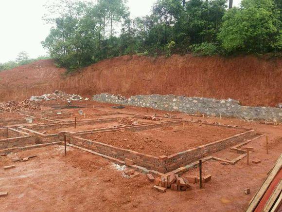 如果買不起城里的一套房，那就回農(nóng)村蓋棟別墅吧！