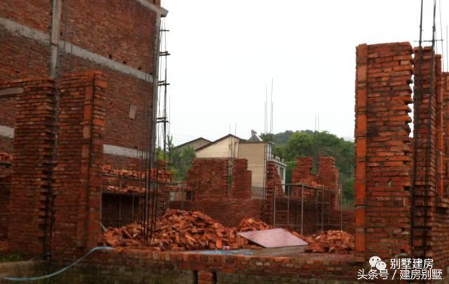 湖北一土豪曬三層別墅，豪華裝修有假山還有魚塘