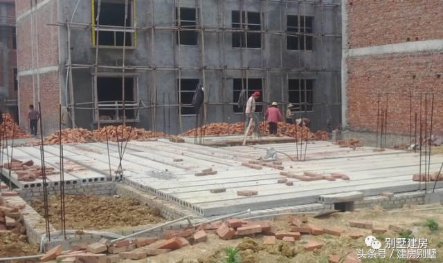 湖北一土豪曬三層別墅，豪華裝修有假山還有魚塘