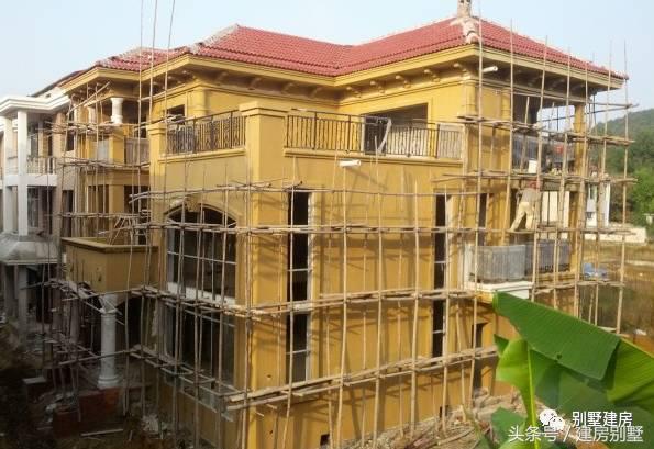 湖北一土豪曬三層別墅，豪華裝修有假山還有魚塘