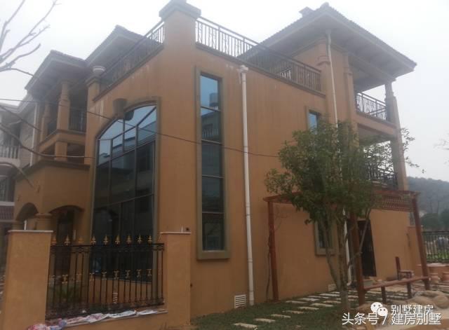 湖北一土豪曬三層別墅，豪華裝修有假山還有魚塘