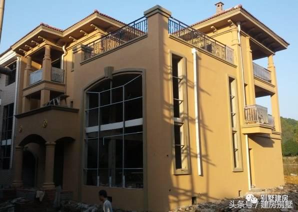 湖北一土豪曬三層別墅，豪華裝修有假山還有魚塘