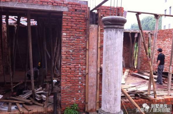 湖北一土豪曬三層別墅，豪華裝修有假山還有魚塘