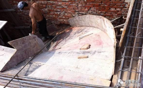 湖北一土豪曬三層別墅，豪華裝修有假山還有魚塘