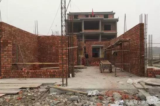 在浙江老家建起一棟四層商住兩用房，奶奶開始當起了“包租婆”