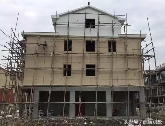 在浙江老家建起一棟四層商住兩用房，奶奶開始當起了“包租婆”