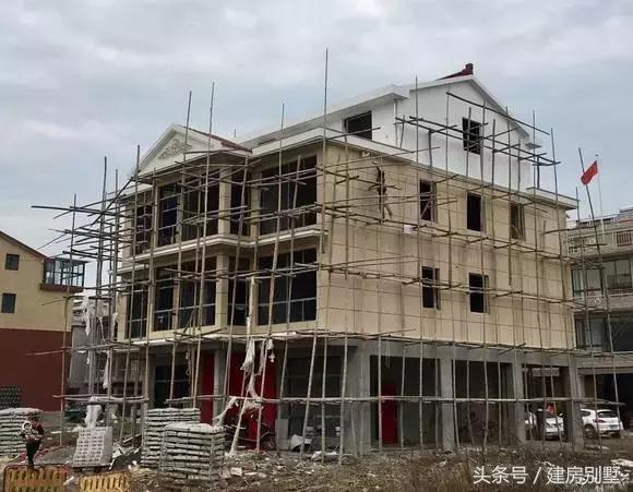 在浙江老家建起一棟四層商住兩用房，奶奶開始當起了“包租婆”