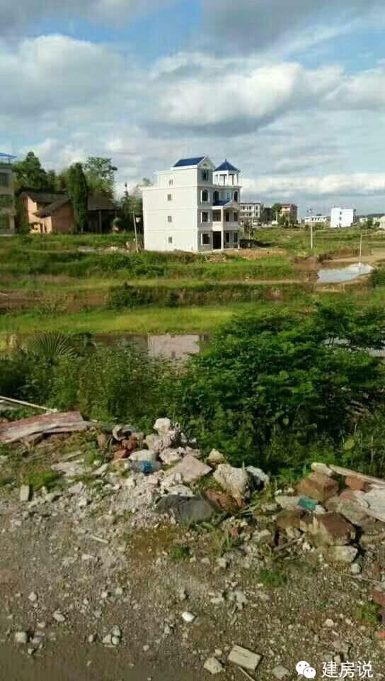 小伙回老家自建四層樓房，轟動整個村