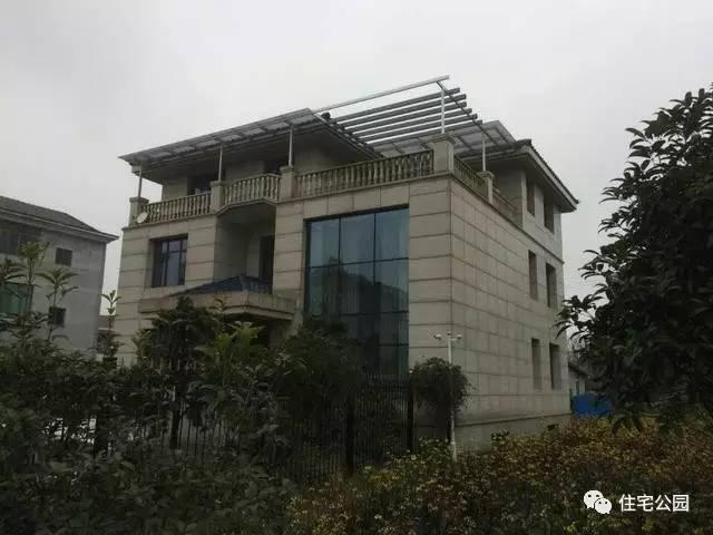 在村里花50萬蓋了這棟別墅，可鄰居看了卻說一點(diǎn)都不值！