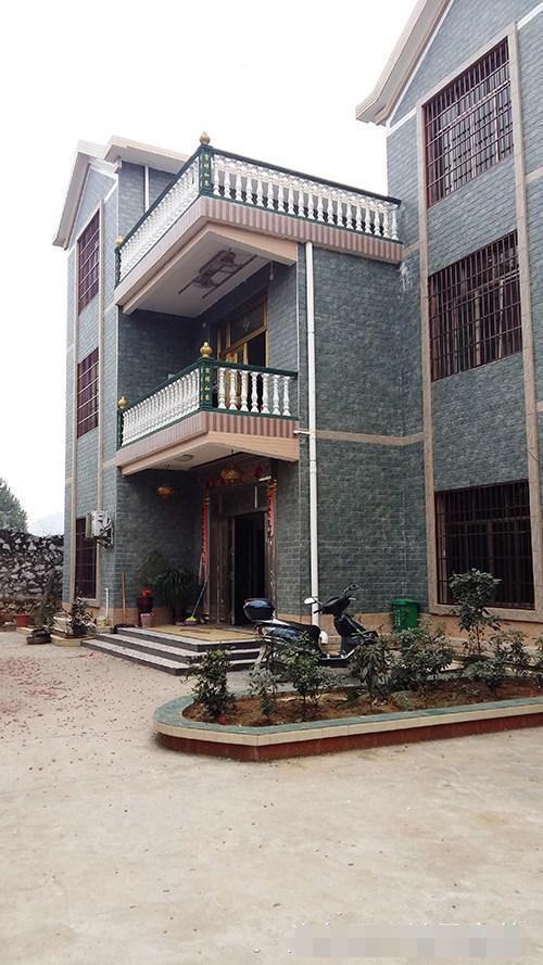 離開深圳7年，曬曬我姐農村自建別墅，博古架和樓梯太贊了！