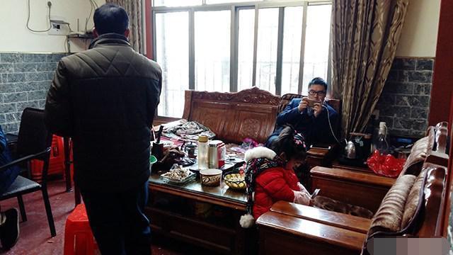 離開深圳7年，曬曬我姐農村自建別墅，博古架和樓梯太贊了！