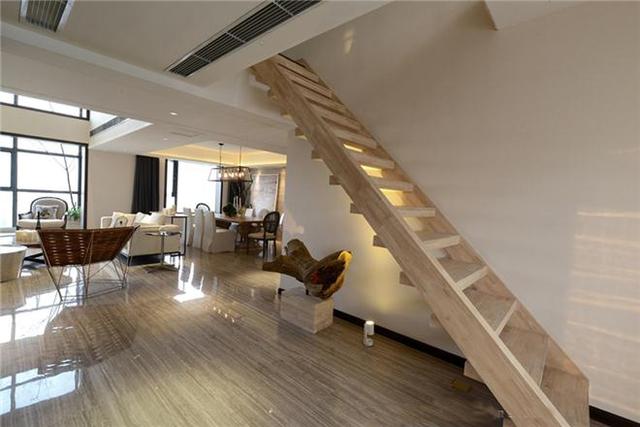 云溪花園，現(xiàn)代簡(jiǎn)約別墅裝修，挑空的設(shè)計(jì)也很美！