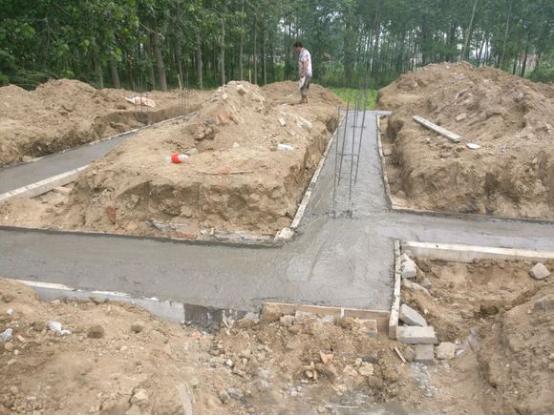 小伙20萬做三層自建房，看完施工過程誰還敢住？