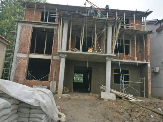 小伙20萬做三層自建房，看完施工過程誰還敢住？