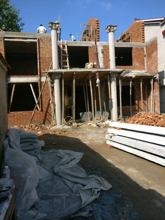 小伙20萬做三層自建房，看完施工過程誰還敢住？