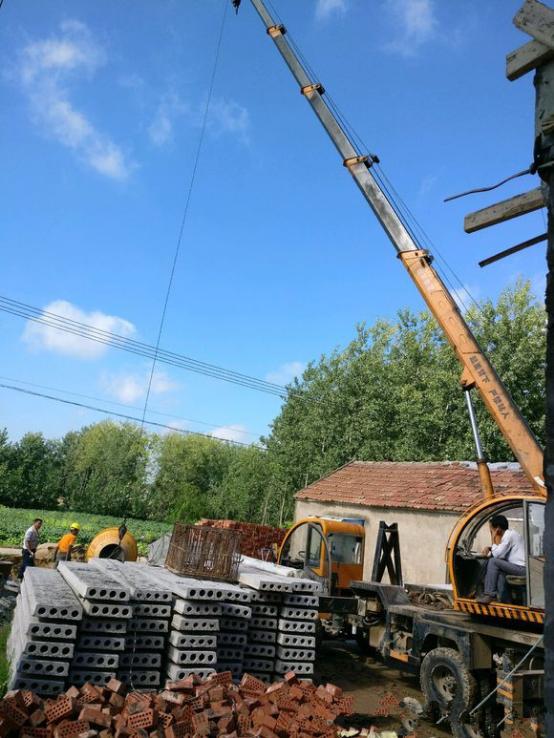 小伙20萬做三層自建房，看完施工過程誰還敢住？