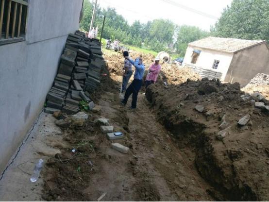 小伙20萬做三層自建房，看完施工過程誰還敢住？