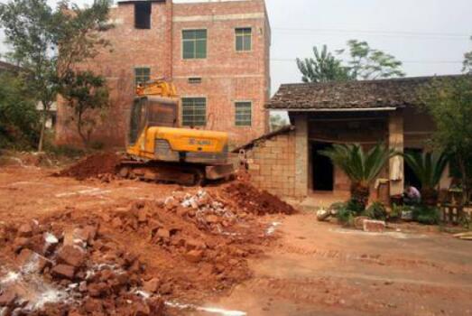 努力賺錢，為給爸媽一個養老的地方，農村小伙18萬為父母建別墅！