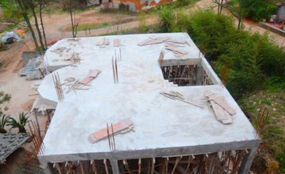 努力賺錢，為給爸媽一個養老的地方，農村小伙18萬為父母建別墅！