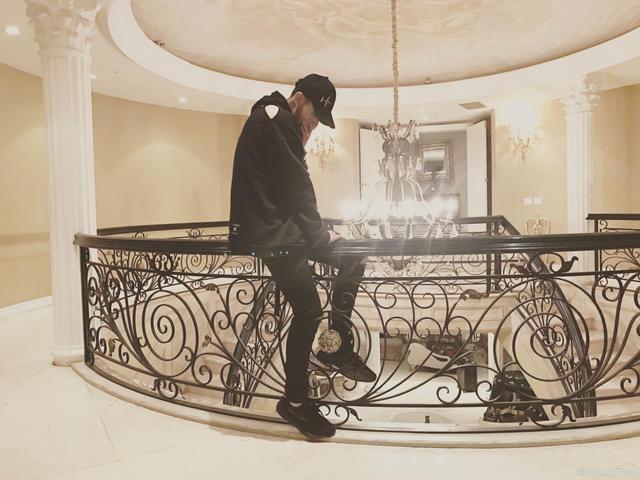 黃子韜秀美國豪華別墅，王思聰：看我把這地皮給買了！