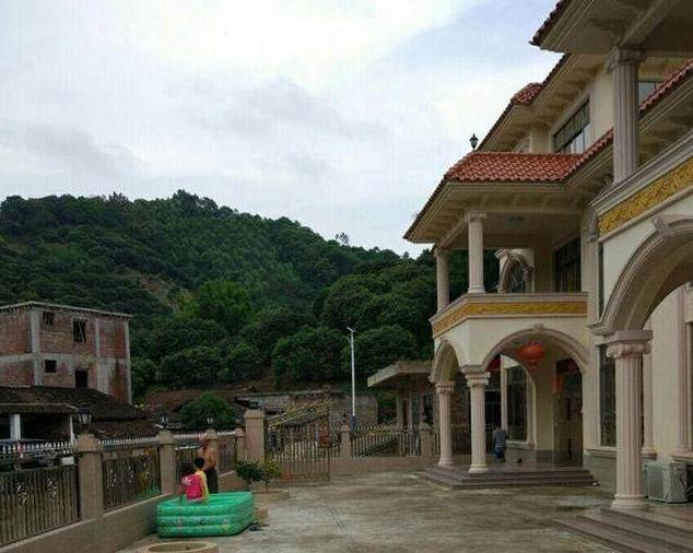 婆家三層小別墅總算蓋好了，光看這外表已經是村里第一大戶了！