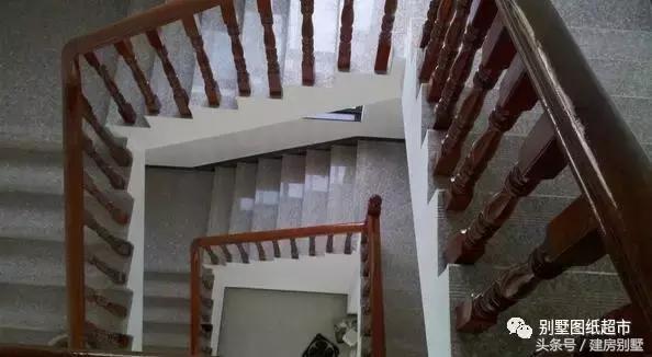 為我新落成的別墅，造了大部分農(nóng)村人都見過的小火灶！