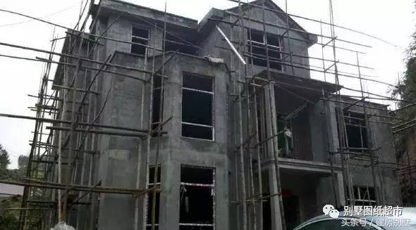 為我新落成的別墅，造了大部分農(nóng)村人都見過的小火灶！