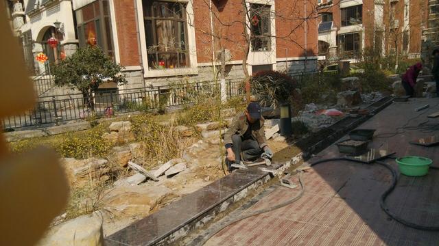 花了幾百萬買了別墅，發現開發商建的院子太差，自己從新建！