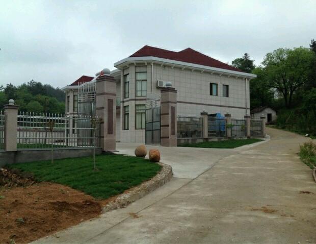 曬曬公公花100多萬的農(nóng)村小別墅，最喜歡院子里的草坪和大魚池！