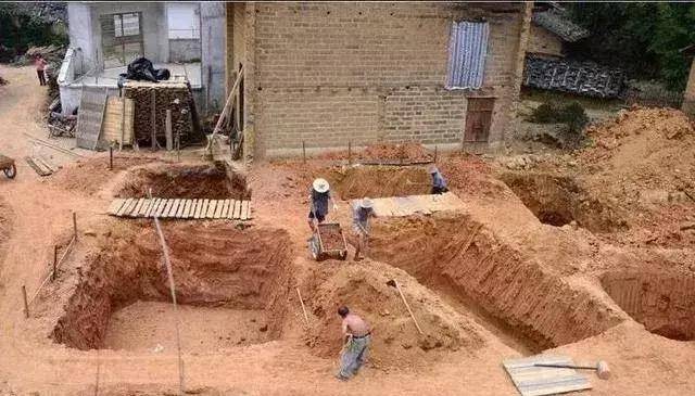 農村自建房基礎施工這么做才能又穩又安全，別再花冤枉錢了
