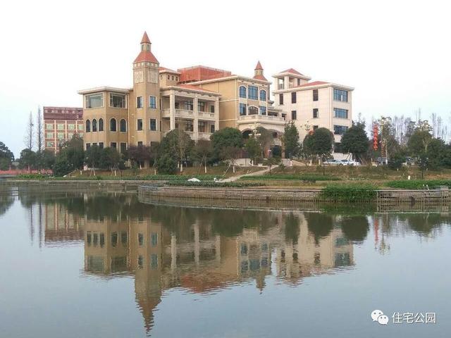 實(shí)拍江西農(nóng)民回鄉(xiāng)蓋別墅，占地一畝規(guī)模宏大堪比城堡