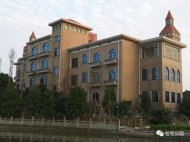 實(shí)拍江西農(nóng)民回鄉(xiāng)蓋別墅，占地一畝規(guī)模宏大堪比城堡