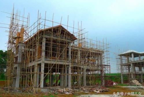 每人30萬建兩棟大別墅，城里人都嫉妒！