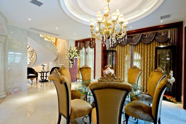 三層大落地窗歐式風格別墅，城里人感慨農村建房裝修真便宜！