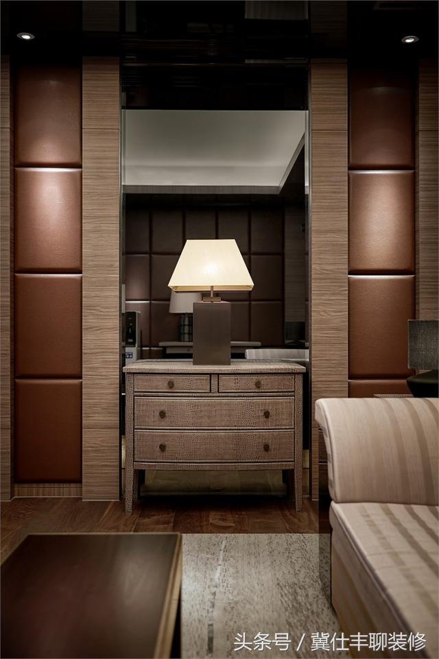 富豪的兩棟別墅連為一體，一棟家人住，另一棟招待客人