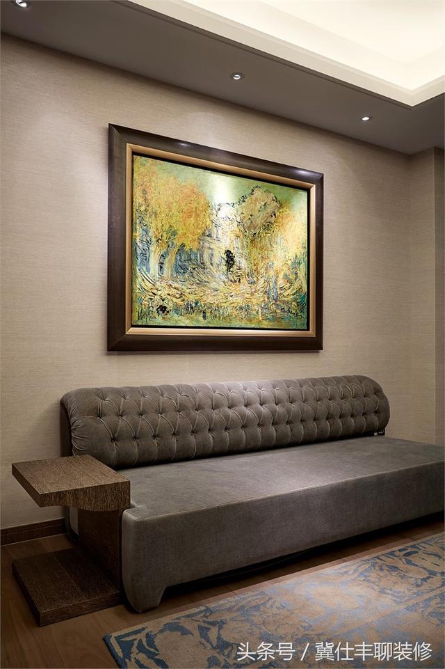 富豪的兩棟別墅連為一體，一棟家人住，另一棟招待客人