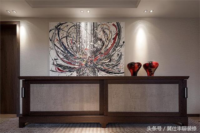 富豪的兩棟別墅連為一體，一棟家人住，另一棟招待客人