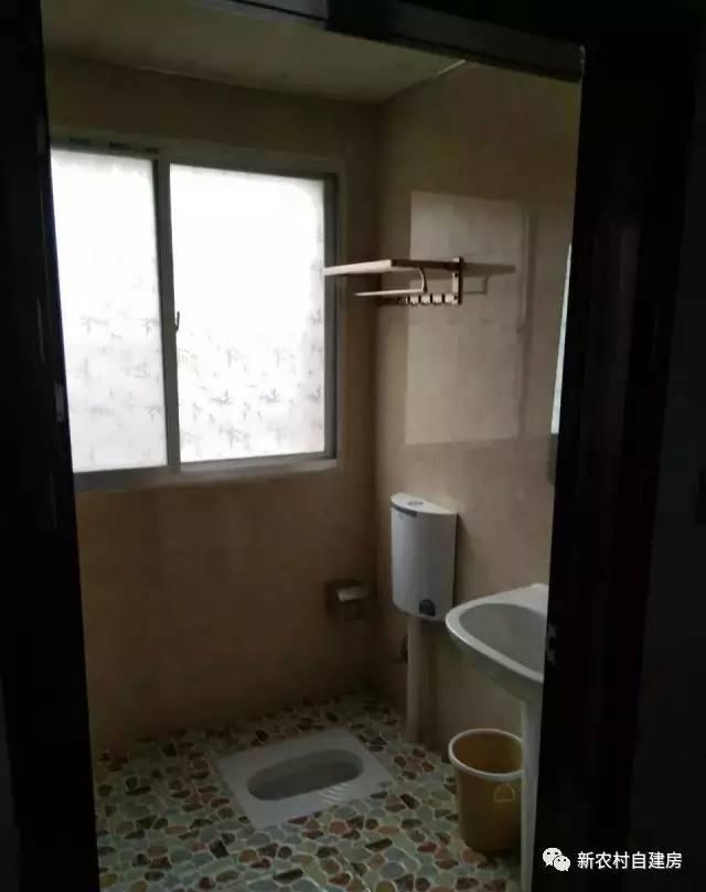 孝順女子為父母建平房別墅，家里的門檻都被鄉親踏爛