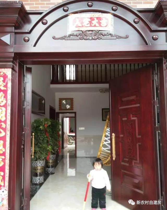 孝順女子為父母建平房別墅，家里的門檻都被鄉親踏爛