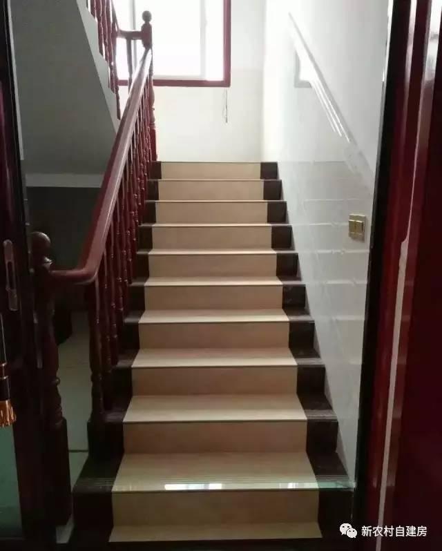 孝順女子為父母建平房別墅，家里的門檻都被鄉親踏爛