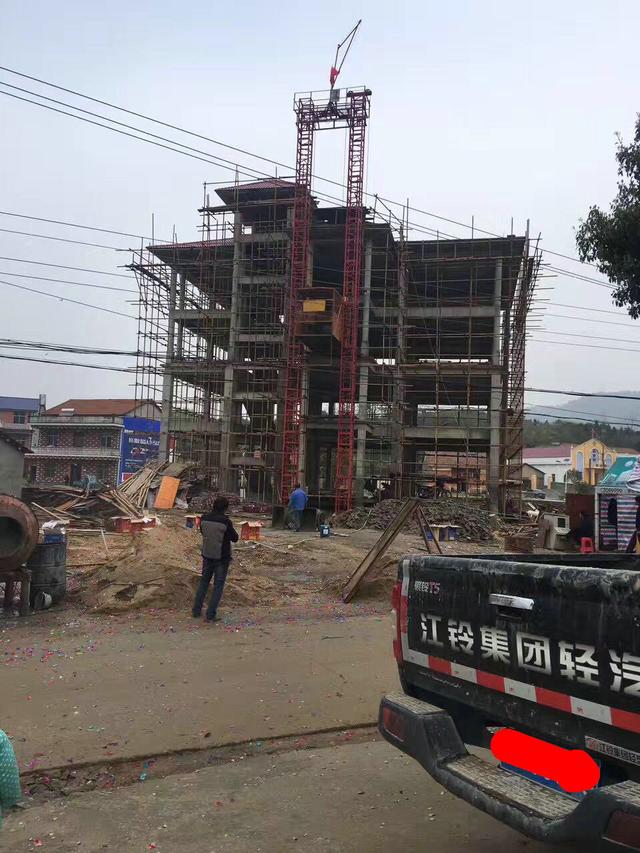 土豪用100萬回鄉自建三層豪宅別墅，鞭炮聲震徹八方鄉鄰！