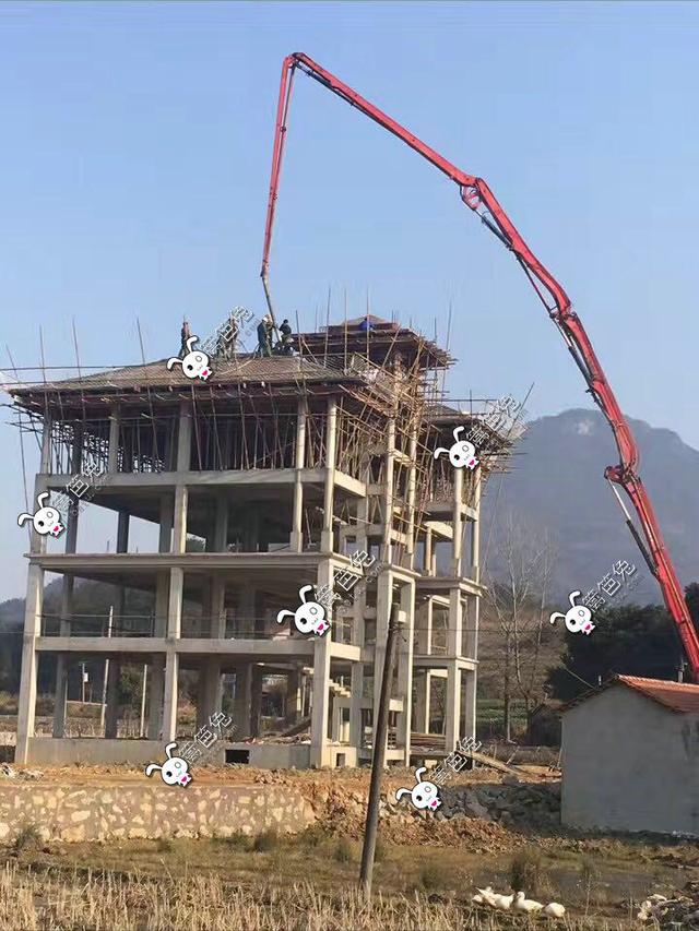 土豪用100萬回鄉自建三層豪宅別墅，鞭炮聲震徹八方鄉鄰！