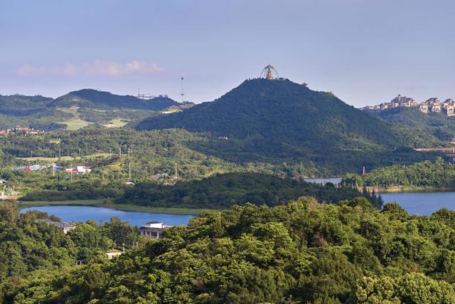 這里有深圳富豪聚居的別墅群，東部華僑城